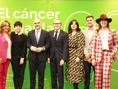 Representantes de la Asociación Española contra el Cáncer y de PRISA Media junto a los pacientes de cáncer, en la presentación del podcast 'El cáncer se habla'