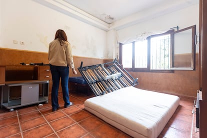 Una mujer dentro de las instalaciones de la antigu residencia de ancianos La Coracha, en Málaga.