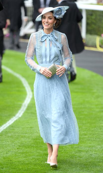 La duquesa de Cambridge sorprendió con un diseño azul de Elie Saab. El look está compuesto por una falda y una blusa con lazada, que juega con las transparencias.