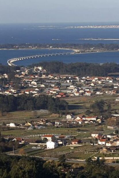 Vista del puente que une Vilanova de Arousa con A Illa.