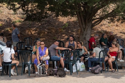 Vecinos realojados en La Bañeza descansan a la sombra, este miércoles.