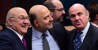 El ministro de Finanzas francés, Michel Sapin (i), junto al comisario de Economía, Pierre Moscovici y el ministro Luis de Guindos.