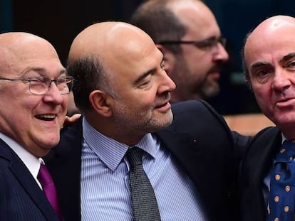 El ministro de Finanzas francés, Michel Sapin (i), junto al comisario de Economía, Pierre Moscovici y el ministro Luis de Guindos.