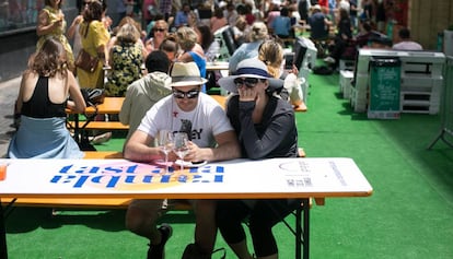 Visitants de la cinquena edició del Tast a la Rambla aquest divendres.