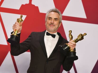 El director de 'Roma', Alfonso Cuarón, posa con los Oscar a mejor director, mejor película en lengua extranjera y mejor fotografía.