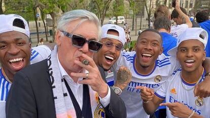 Carlo Ancelotti, este sábado en la celebración de la Liga junto a Vinicius, Militão, Alaba y Rodrygo.