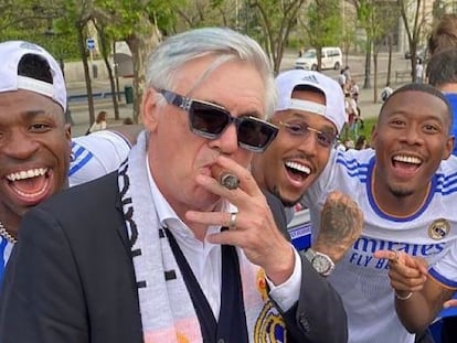 Carlo Ancelotti, este sábado en la celebración de la Liga junto a Vinicius, Militão, Alaba y Rodrygo.