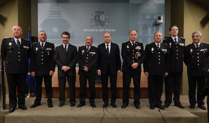 De izquierda a derecha: Alfonso Sánchez, José Ángel González, Ignacio Cosidó (director de la Policía), Pedro Mélida, Jorge Fernández (ministro de Interior), Eugenio Pino (director adjunto de la Policía), Francisco Perea, Manuel Peña y Ángel Riesco.