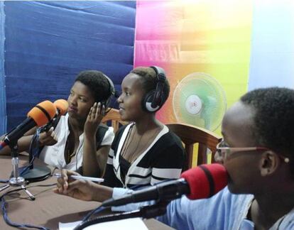 Un grupo de niños locuta su programa en Radio Humuriza.