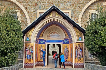 Una de las puertas de acceso al monasterio de Kykkos, el más importante de Chipre, en las montañas de Troödos.