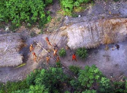 Varios indígenas lanzan flechas al helicóptero desde el que se toma la imagen, en el Amazonas.