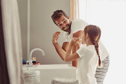 <p>Debe iniciarse en este hábito desde que son muy pequeños para que aprendan a limpiarse las encías, "incluso antes de la erupción dentaria", indica el pediatra de HM Hospitales. Después, cuando les salgan los dientes, "deberán usar cepillos y dentífricos adaptados a su edad para lavarse los dientes después de cada comida", aclara el experto.</p> <p>Se pueden utilizar colutorios para enjuagues y "lo ideal es incorporar la limpieza con hilo dental para eliminar los restos de comida por completo", continúa Delgado. Así como <strong>no olvidar una visita al dentista cada año para detectar alteraciones en la alineación de los dientes</strong>, el calibrado de la mordida, y la detección precoz de caries.</p>