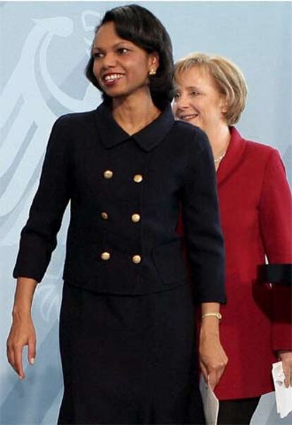 Condoleezza Rice (delante) y Angela Merkel, ayer en una conferencia de prensa.