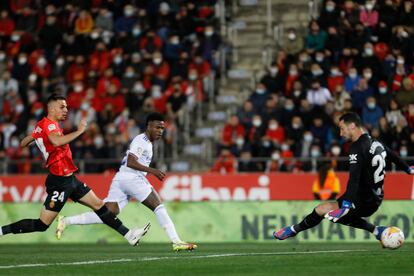 Vinicius supera a Rico en la acción del 0-1.