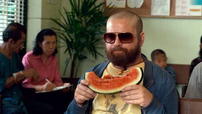 Zach Galifianakis y su jeta junto a una sandia.