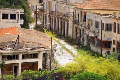 La naturaleza se abre paso entre las viviendas abandonadas de Varosha.