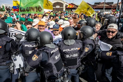 Forcejeo entre agentes de la Policía Nacional y los agricultores, que intentaban protagonizar una sentada ante la sede de la Autoridad Portuaria de Valencia.