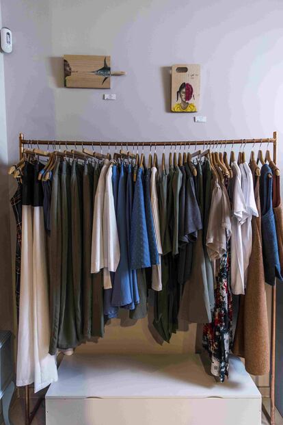 Algunas de las prendas que cortan y tejen mujeres víctimas de trata en la tienda de Lucía Roca en Madrid.
