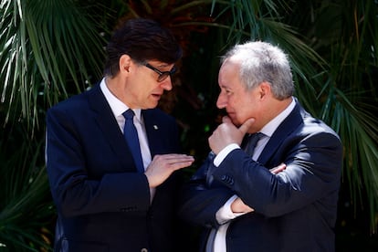 El 'president' Salvador Illa (i), y el ministro de Industria, Jordi Hereu (d), el pasado lunes en el monasterio de Montserrat.