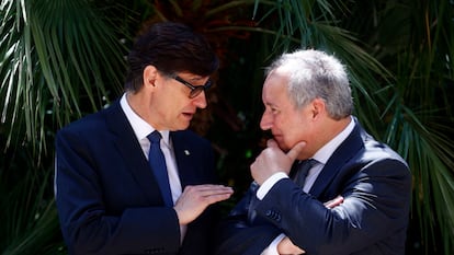 El 'president' Salvador Illa (i), y el ministro de Industria, Jordi Hereu (d), el pasado lunes en el monasterio de Montserrat.