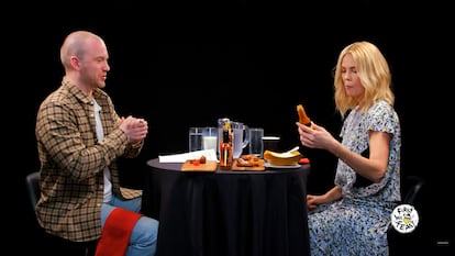 El presentador Sean Evans con Charlize Theron durante un programa de 'Hot Ones'.