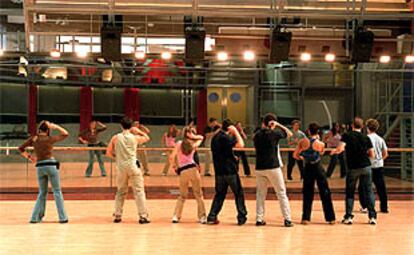 Los concursantes de Operación triunfo preparan un baile en la sala de ensayo.