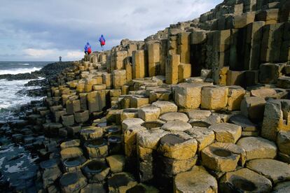 El enfriamiento relativamente rápido de lava en una caldera volcánica dio como resultado, hace 60 millones de años, la formación de unas 40.000 columnas de basalto en la costa norte del condado de Antrim, en Irlanda del Norte: es la llamada Calzada del Gigante, inspiradora de leyendas y paraíso de senderistas.