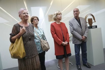 La viuda de Jáuregui, Maixabel Lasa, primera por la izquierda, junto al diputado general de Gipuzkoa, Martin Garitano (Bildu), durante el homenaje celebrado en recuerdo de su marido.