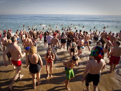 Bañistas de casi todas las edades se dan el primer baño del año en la Barceloneta.