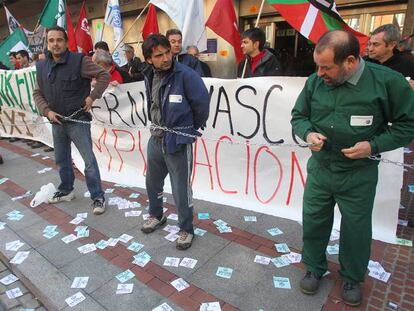 Trabajadores de la multinacional alemana, durante una protesta ante la sede del Gobierno vasco, en Bilbao.