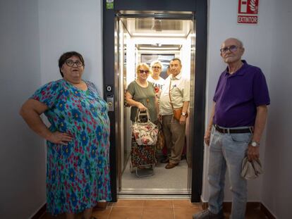 Vecinos de la barriada de la Hispanidad, en Huelva, en uno de los ascensores instalados recientemente.