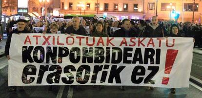 Cabecera de la manifestación convocada por Sortu en Bilbao, para exigir la puesta en libertad de los detenidos este lunes por la Guardia Civil.