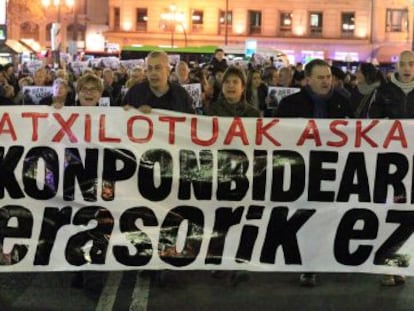 Cabecera de la manifestación convocada por Sortu en Bilbao, para exigir la puesta en libertad de los detenidos este lunes por la Guardia Civil.