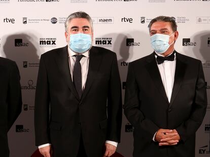 El Ministro de Cultura y Deporte, José Manuel Rodríguez Uribes (izquierda), y el presidente de la SGAE, Antonio Onetti, en la entrega de los XXIII Premios Max en Málaga el lunes.