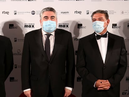El Ministro de Cultura y Deporte, José Manuel Rodríguez Uribes (izquierda), y el presidente de la SGAE, Antonio Onetti, en la entrega de los XXIII Premios Max en Málaga el lunes.