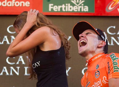 En la Vuelta de esta año los cambios comenzarán a percibirse: hombre en los podios, nada de dos besos conjuntos en la mejilla y adiós a las lluvias de cava. En la foto, una azafata se protege en 2011 mientras Igor Anton celebra su victoria.