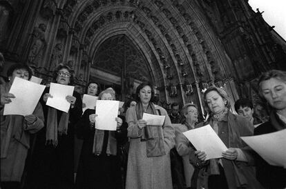 Concentración de protesta a favor del acceso de las mujeres al sacerdocio delante de la Catedral de Barcelona, en 1998.