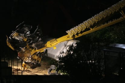 Brazo de 'El péndulo', la atracción siniestrada en el parque del Tibidabo.