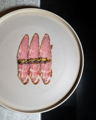 Plato de pluma ibérica curada con koji de Mantis. Imagen cedida por el restaurante.