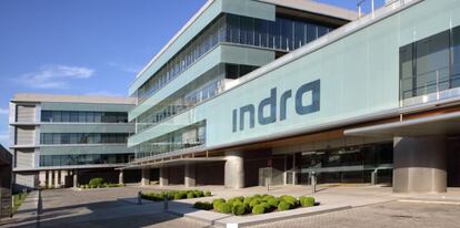 Entrada a la sede de Indra en Madrid.