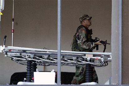 Un soldado vigila una de las salas del Memorial Medical Center, el hospital donde se han encontrado los cuerpos.
