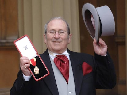 El dramaturgo británico Arnold Wesker posa en Buckingham Palace.