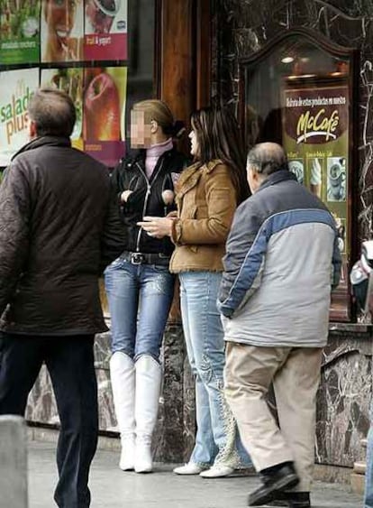 Dos prostitutas, en la calle de la Montera.