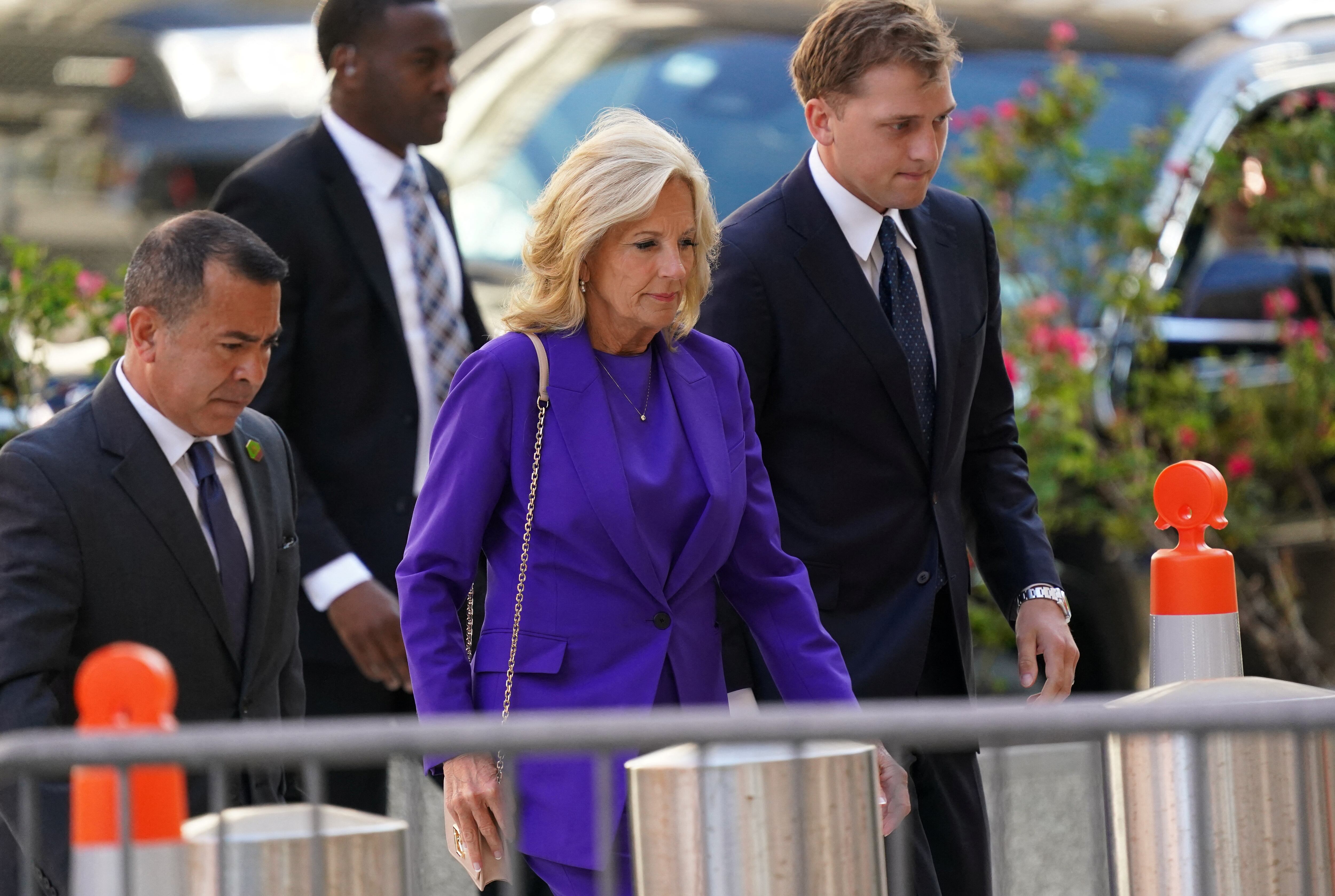 La primera dama de Estados Unidos, Jill Biden, llega al tribunal federal el día de la apertura del juicio contra Hunter Biden.