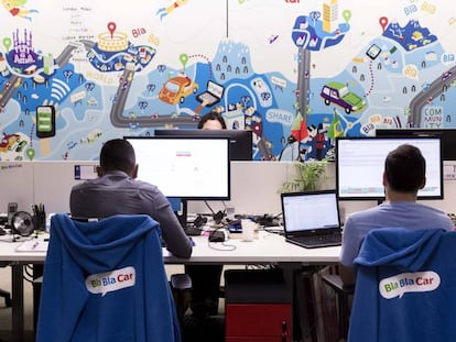 Empleados de BlaBlaCar en las oficinas de la empresa en Paris.