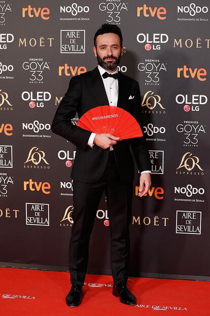 El director Rodrigo Sorogoyen, ganador del Goya a mejor dirección y mejor guion original por El Reino, una de las películas favoritas de la noche. Ha llevado también el abanico contra la violencia machista y un esmoquin hecho a medida por Scalpers.