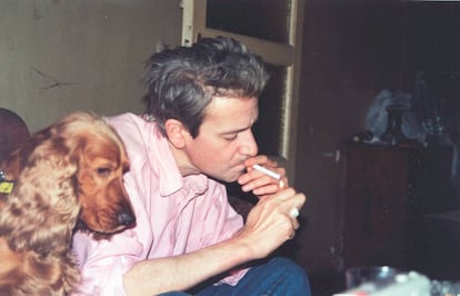 Michi Panero con su perra Bala en 1996.