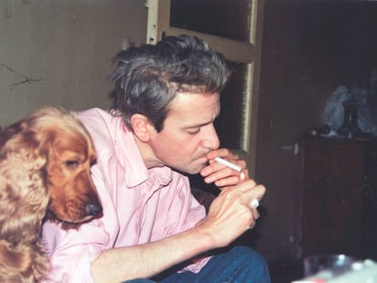 Michi Panero con su perra Bala en 1996.
