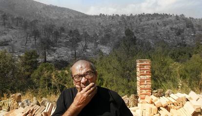 Mariano González ante el paisaje humeante que se divisa desde su finca junto al río Cofio.