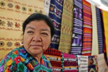 En la imagen, una mujer guatemalteca con materiales textiles es una muestra más de los productos de los artesanos de diferentes partes de Centroamérica que presentan sus trabajos. EFE/Archivo